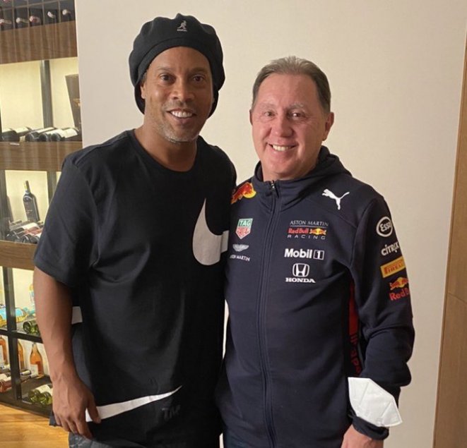 Ronaldinho causó gran revuelo en centro comercial de Quito por concurso de fútbol