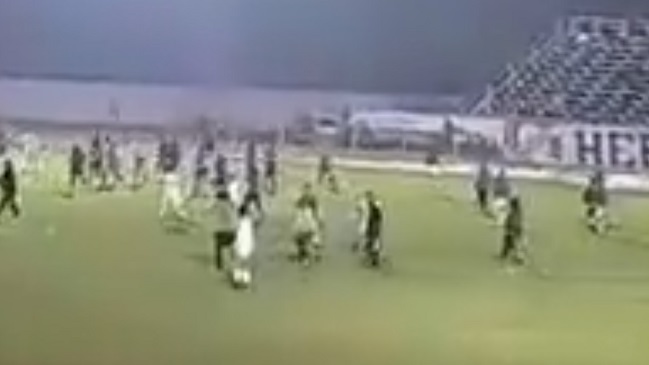 Batalla campal: Partido de Tercera División terminó en enfrentamientos entre jugadores y barristas