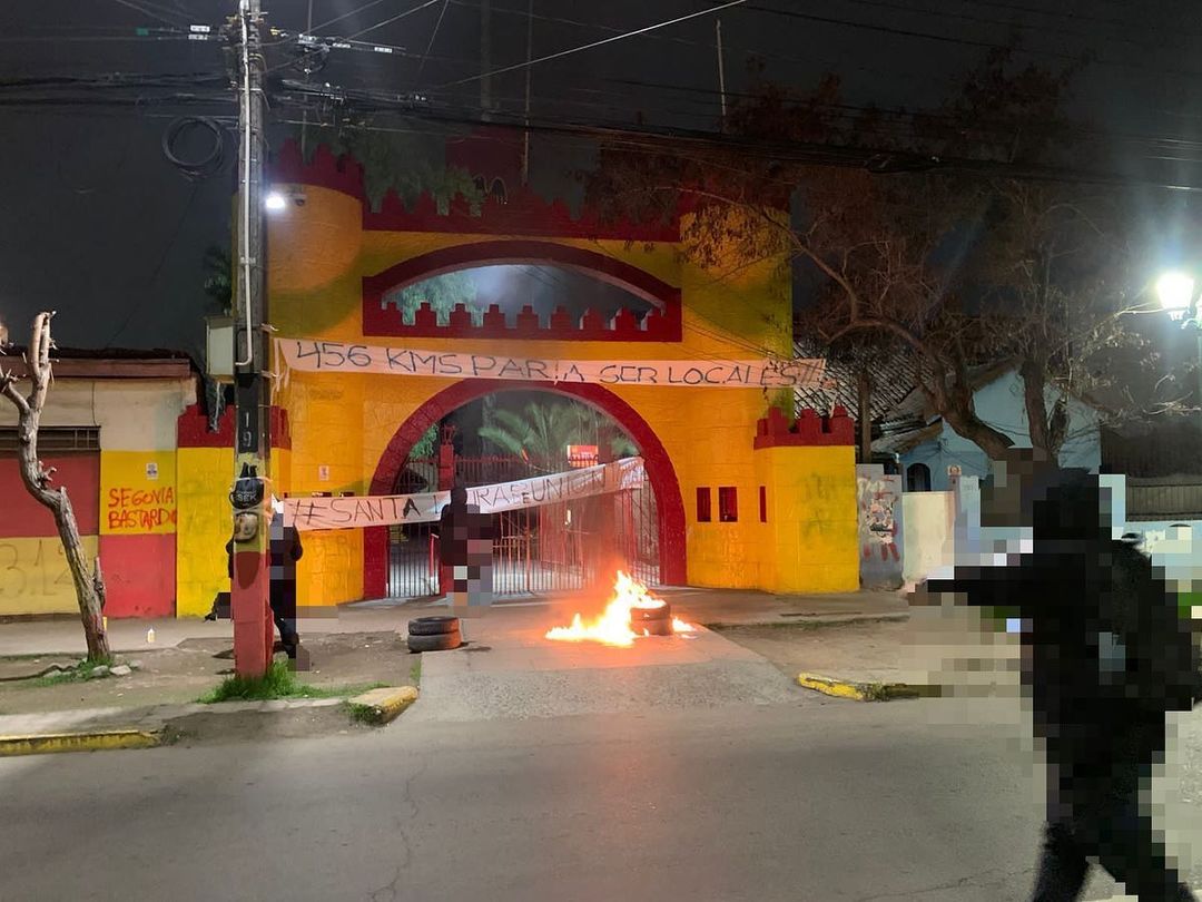 Lienzos, rayados y fuego: Barristas de Unión Española protestaron contra dirigentes en las afueras de Santa Laura