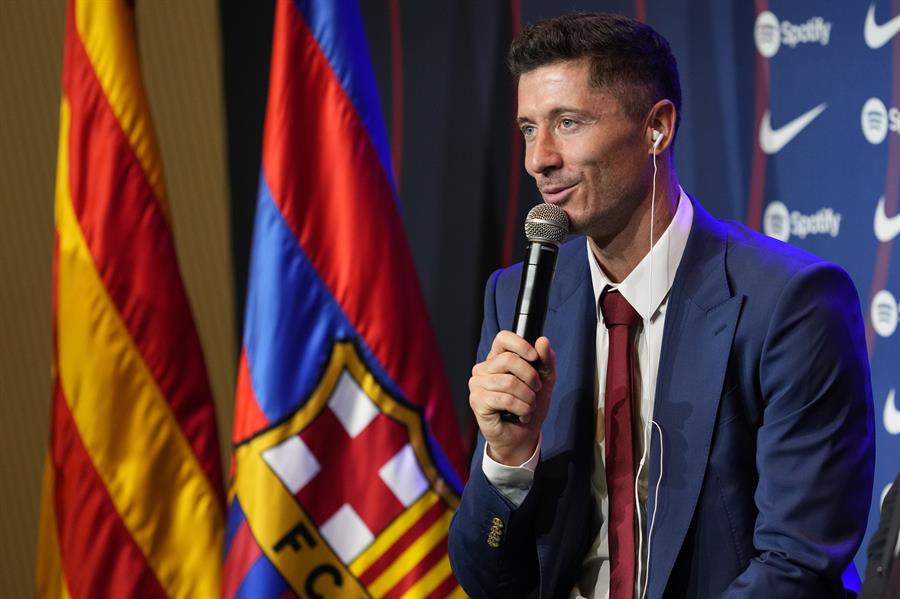 Robert Lewandowski tuvo su esperada presentación en el Camp Nou