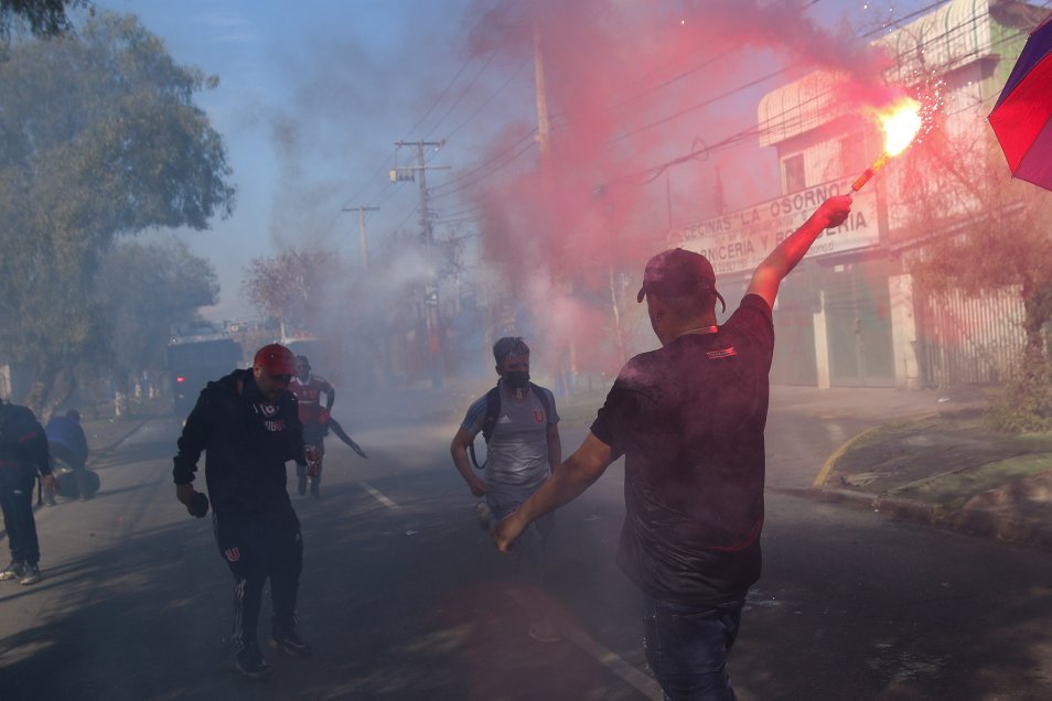 Terminó en incidentes: La marcha de los hinchas de la U contra Azul Azul en el CDA