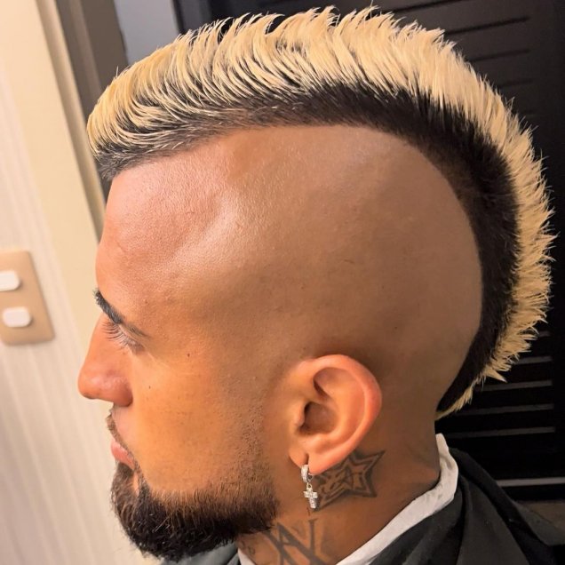 El nuevo corte de pelo Arturo Vidal con el barbero de las figuras brasileñas