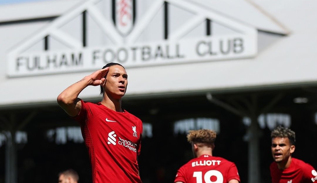 Darwin Núñez anotó un golazo de taco en el frenético empate de Liverpool ante Fulham