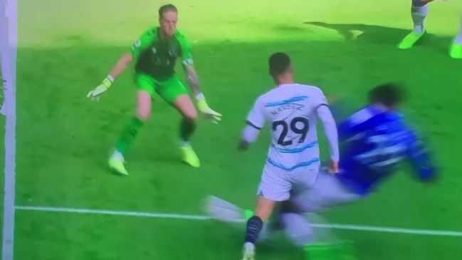 Jugador de Everton sufrió una escalofriante lesión