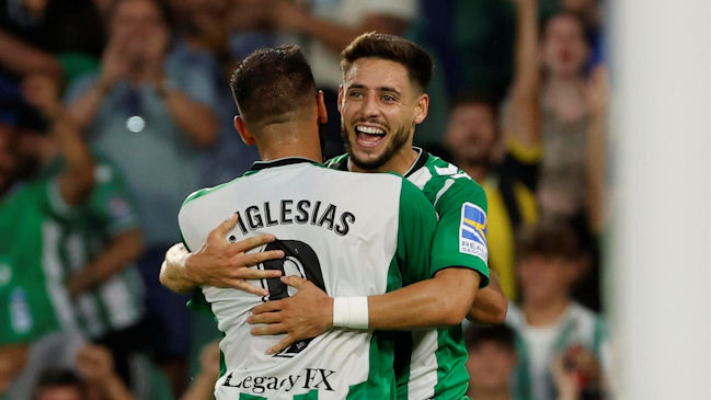 Borja Iglesias encabezó el triunfo de Real Betis sobre Fiorentina en amistoso