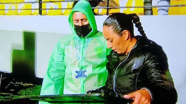 La jueza Cindy Nahuelcoy se lesionó durante el partido de la UC y Everton