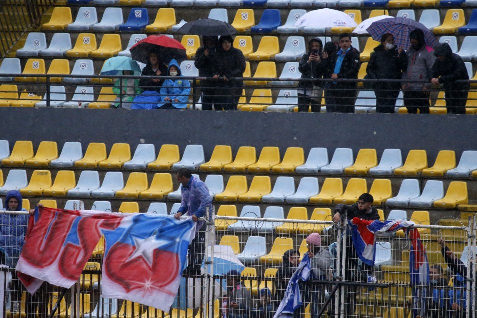 Everton y U. Católica igualaron en friccionado duelo bajo la lluvia en Sausalito
