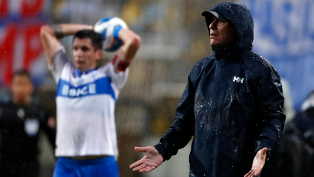 Holan: Cometimos errores infantiles, dimos vida a Everton que tenía un jugador menos