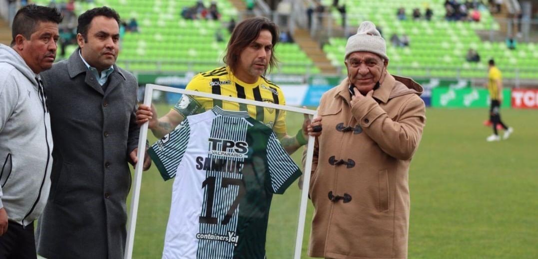 Santiago Wanderers homenajeó al histórico Arturo Sanhueza