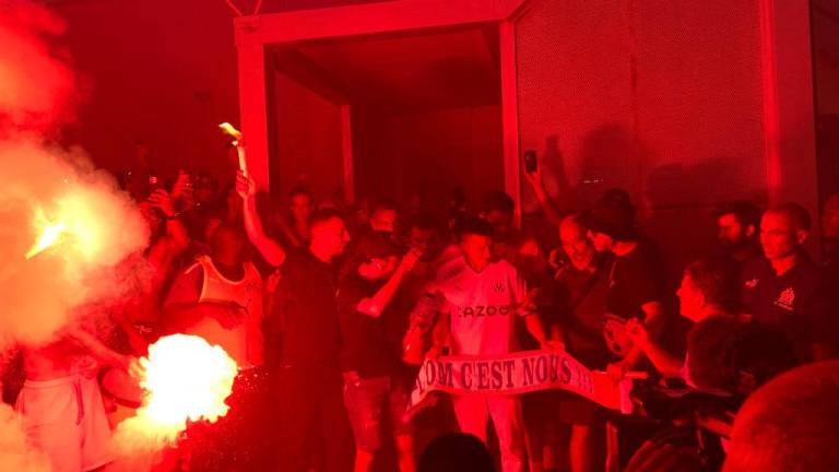 Alexis Sánchez llegó a Marsella y tuvo caluroso recibimiento de los hinchas de Olympique