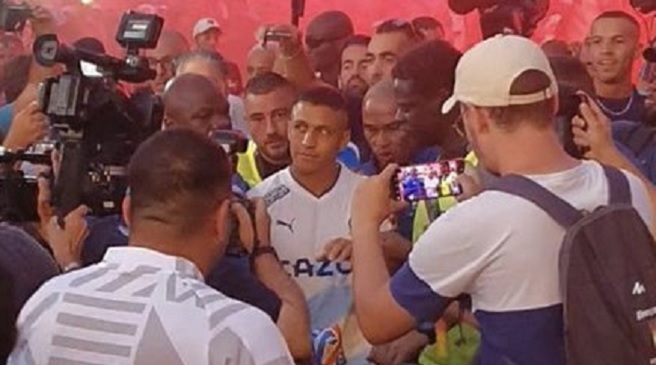 La liga francesa recibió a Alexis Sánchez a punta de chilenismos