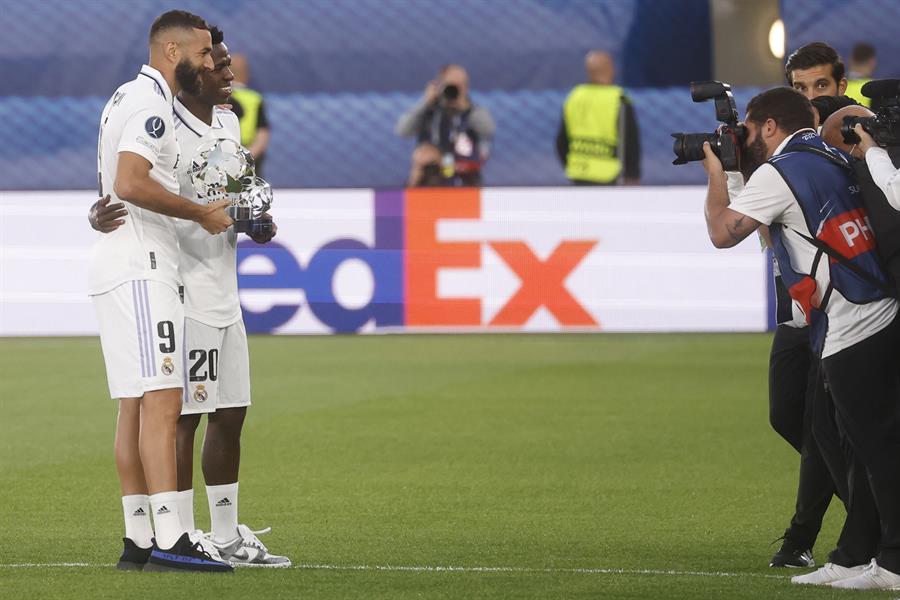 La UEFA galardonó a Benzema y Vinicius antes de la Supercopa