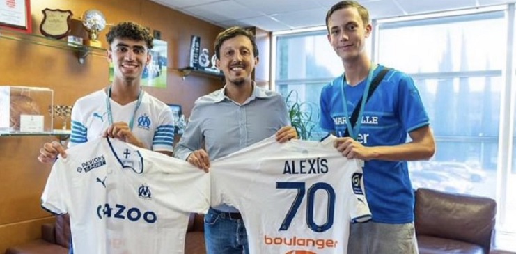 Dos hinchas fueron premiados por limpiar el aeropuerto tras recibimiento a Alexis Sánchez