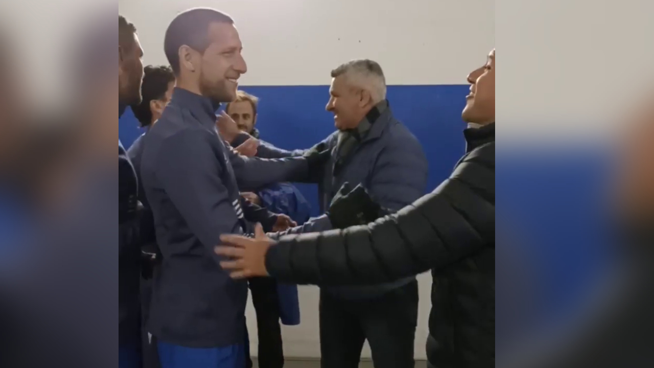 “Beto” Acosta fue a San Carlos y saludó al plantel de la UC antes del duelo con O’Higgins