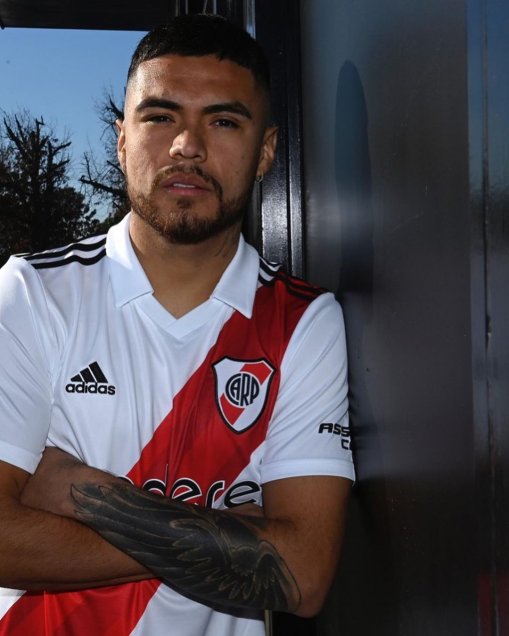 Paulo Díaz posó con la nueva camiseta de River Plate