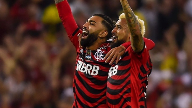 Arturo Vidal festejó junto a “Gabigol” Barbosa tras la victoria de Flamengo sobre Paranaense