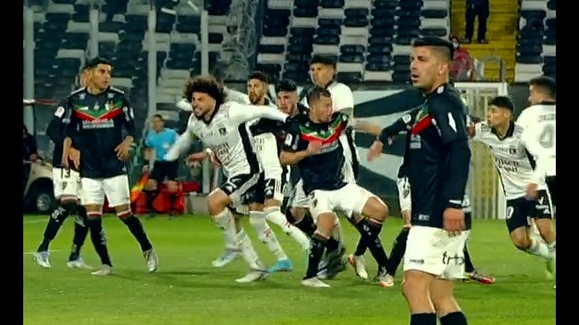 Falcón fue amonestado por un golpe contra Farías revisado en el VAR