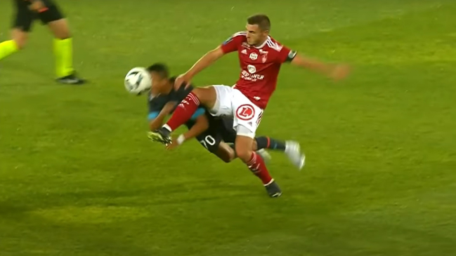 La dura bienvenida que recibió Alexis Sánchez en la Ligue 1