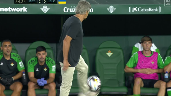 ¡Notable! Manuel Pellegrini sacó aplausos con su control de balón durante el Betis-Elche