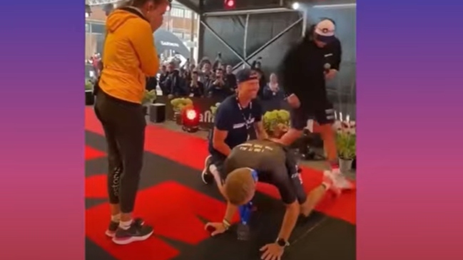 ¿Será una señal? A un triatleta le dio un calambre mientras le pedía matrimonio a su novia