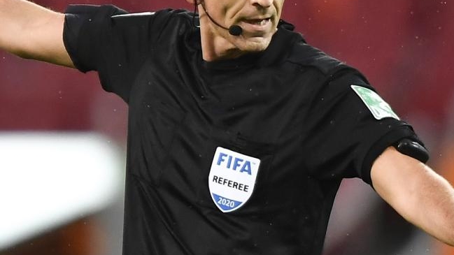 Arbitro admitió que usó un truco para disimular que el VAR estaba revisando una jugada