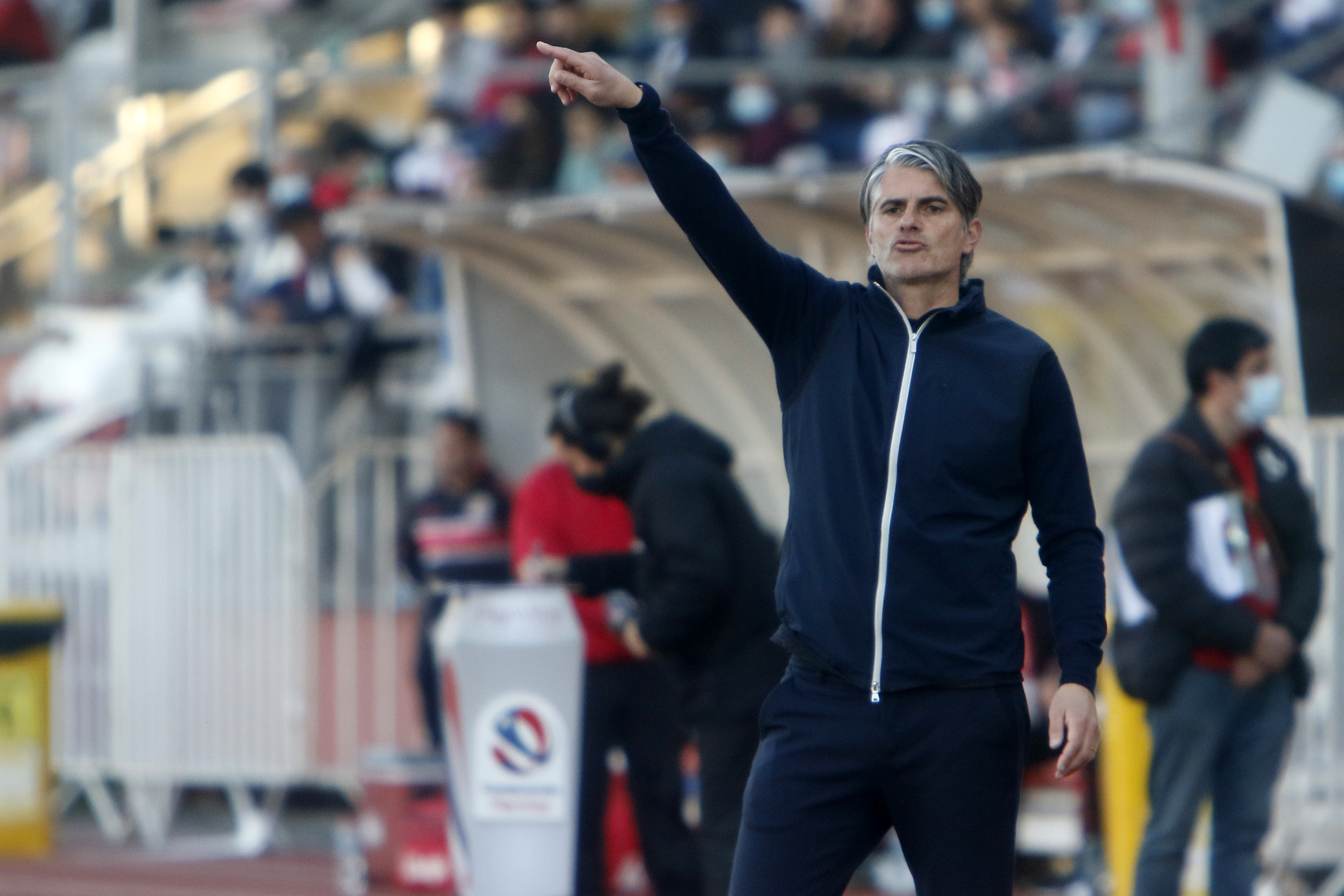 Directores de Azul Azul postulan que se evalúe la continuidad de Diego López en la U