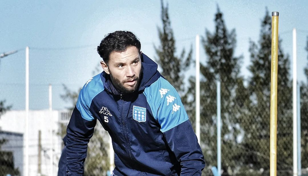 Eugenio Mena dejó atrás su lesión y volvió a las prácticas en Racing