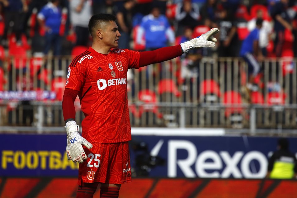 La formación de Diego López para la visita de U. de Chile a El Salvador