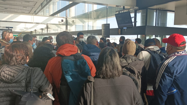 Hinchas de la U causaron alboroto en Aeropuerto de Santiago por cancelación de vuelo a El Salvador