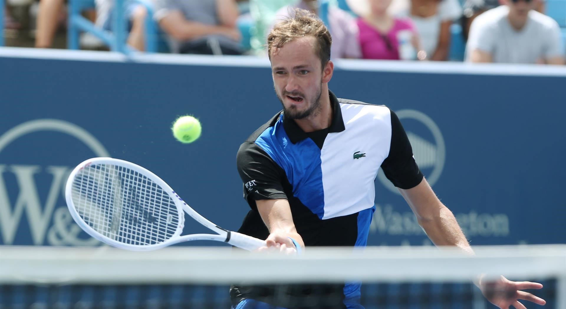 Daniil Medvedev tumbó a Denis Shapovalov y avanzó a cuartos en Cincinnati