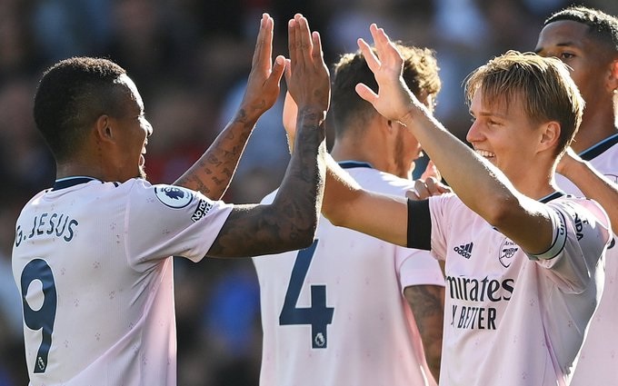 Martin Odegaard comandó la goleada del líder Arsenal sobre Bournemouth en la Premier