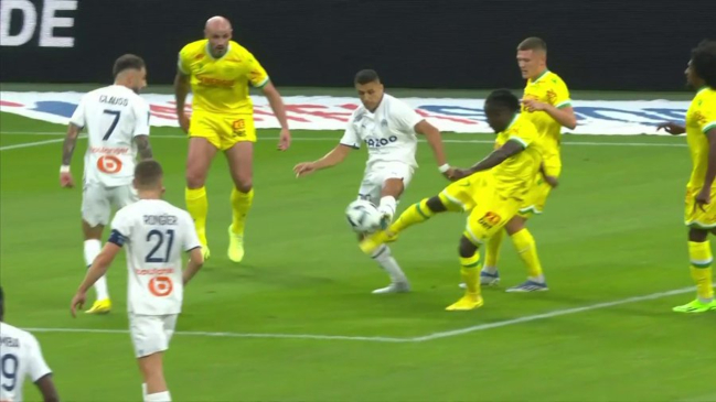 ¿No es penal? La patada que recibió Alexis Sánchez en el área rival