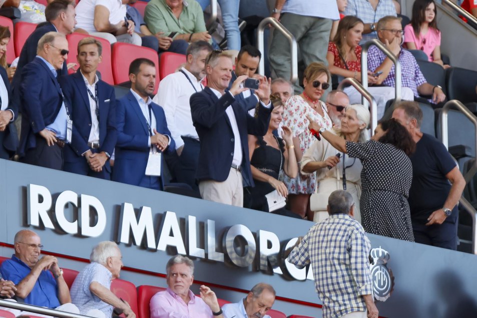 ¡Espectador de lujo! Steve Kerr acaparó miradas en el duelo de Mallorca y Real Betis