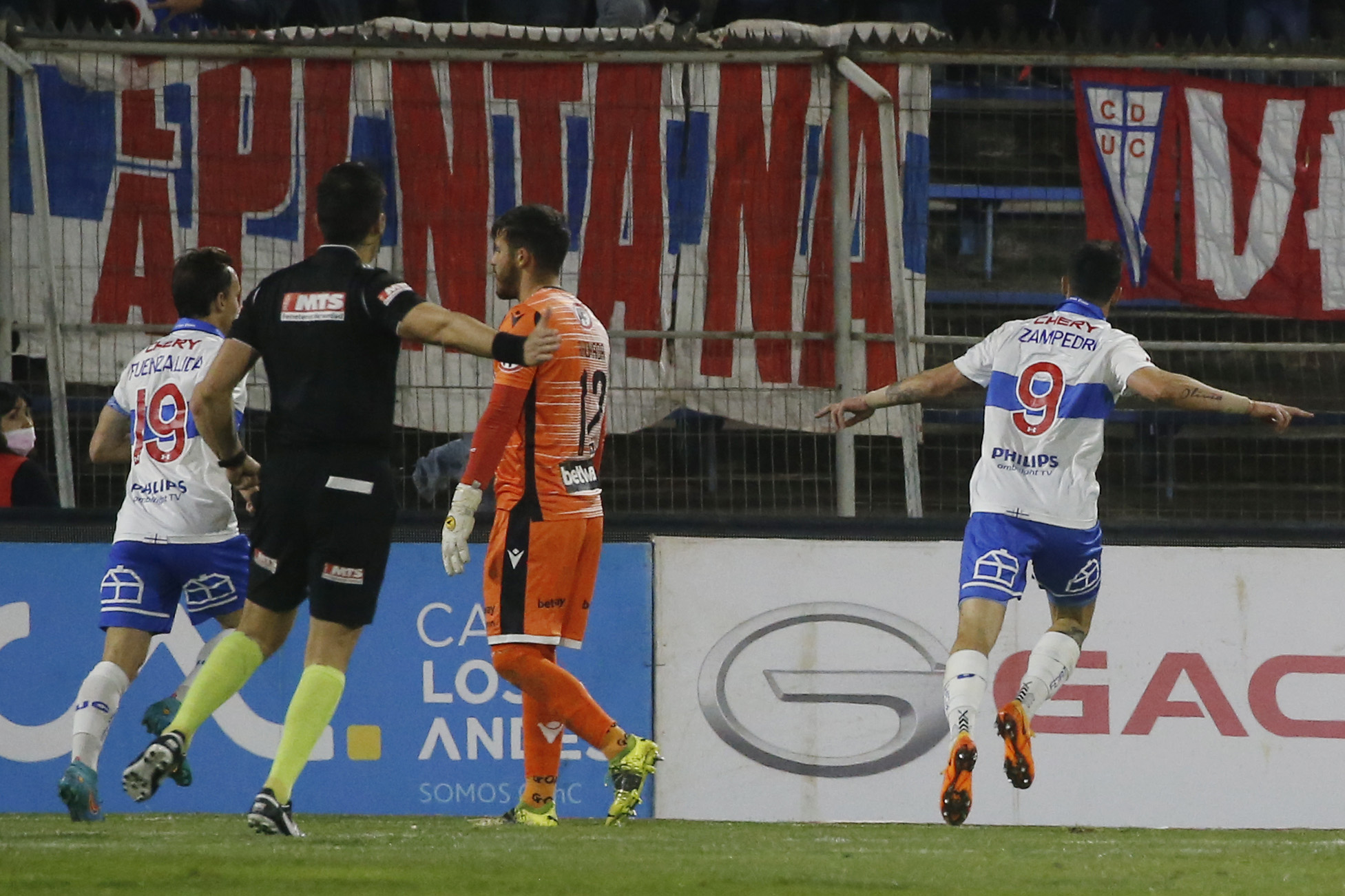 Zampedri anotó un golazo de contra ante Audax y desató la euforia de la UC en San Carlos