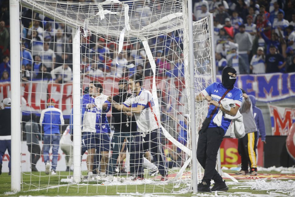 Los incidentes de barristas de la UC que empañaron la despedida de San Carlos