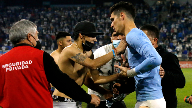¡Insólito! Hinchas de la UC que invadieron la cancha dejaron en calzoncillos a Dituro