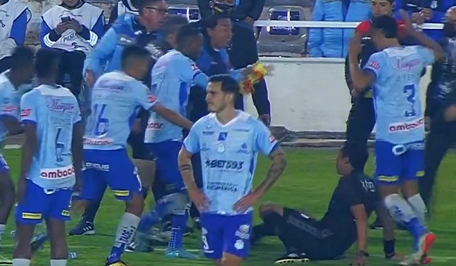 ¡Increíble! Arbitro fue agredido en Ecuador tras cobrar un penal a favor de Aucas de Hernán Galindez