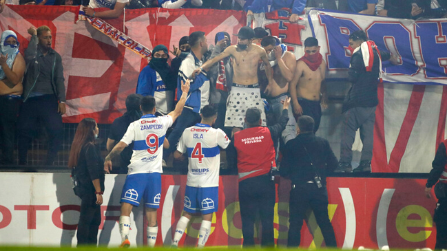 Barrista de la UC entró a la cancha de San Carlos con una tobillera electrónica