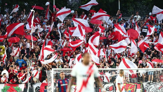 Una odisea: Hinchas de Rayo Vallecano soportaron filas de 12 horas para abonarse