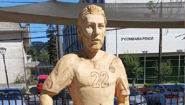¡Inaceptable! Destruyeron estatua de madera de Ben Brereton construida en Penco