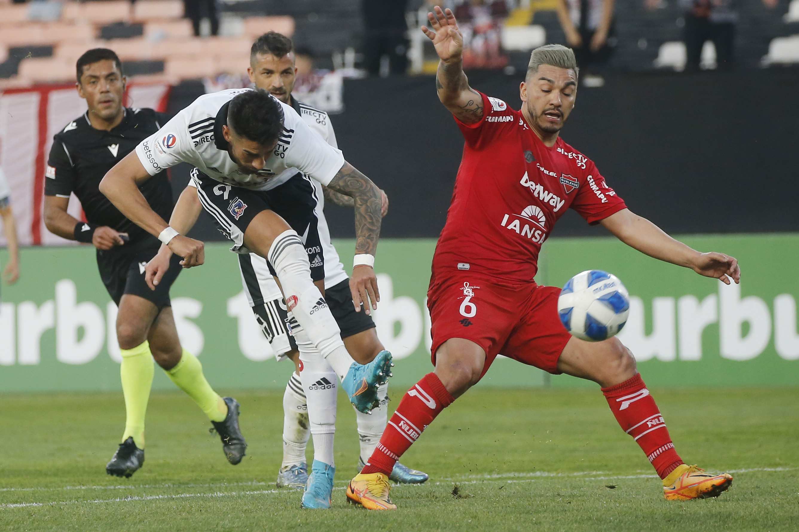 Preocupación en Colo Colo: Lucero sufrió una contractura y Zaldivia un esguince ante Ñublense