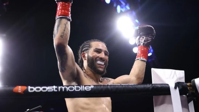 Nieto de Muhammad Ali mantivo su invicto con este triunfo por K.O.