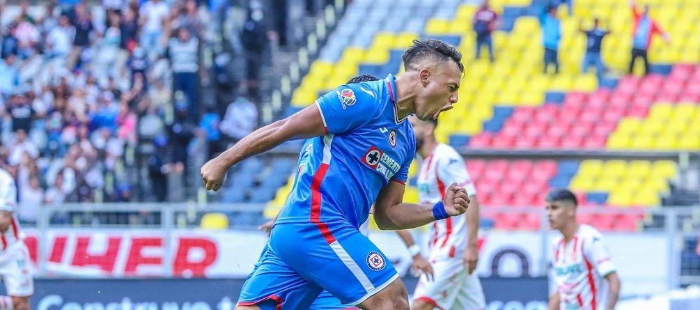 Hinchas de Cruz Azul “apretaron” a Iván Morales por malos resultados: “Regrésate a tu país”