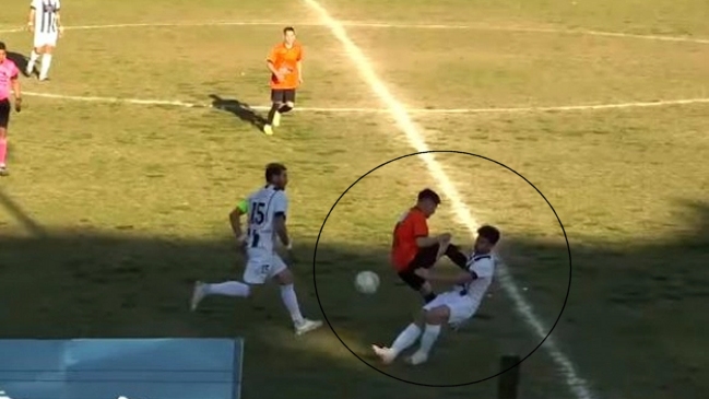 Futbolista mandó a un rival al hospital con una patada criminal