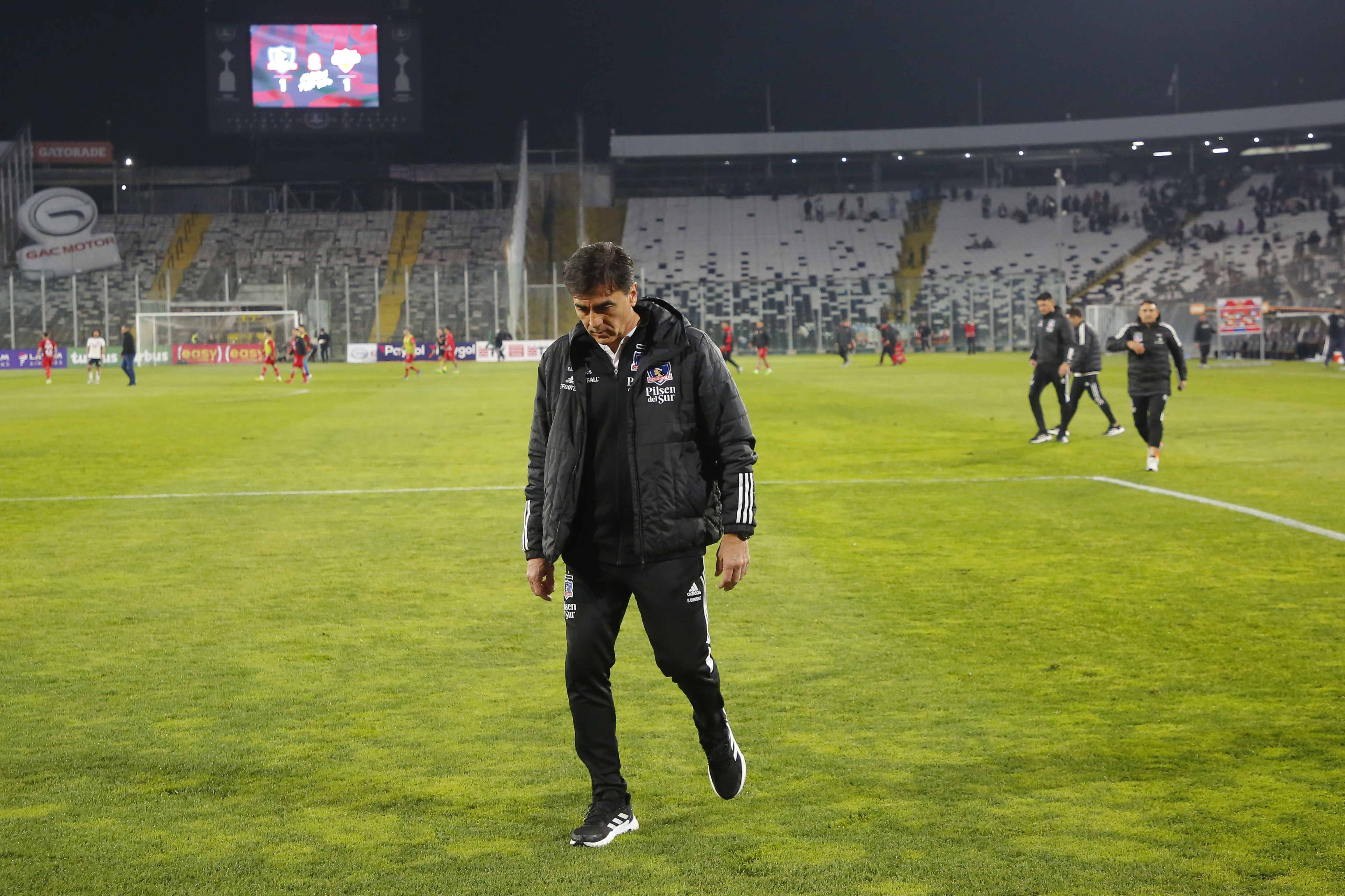 ¿Cuáles fueron los motivos de Gustavo Quinteros para viajar a Portugal?