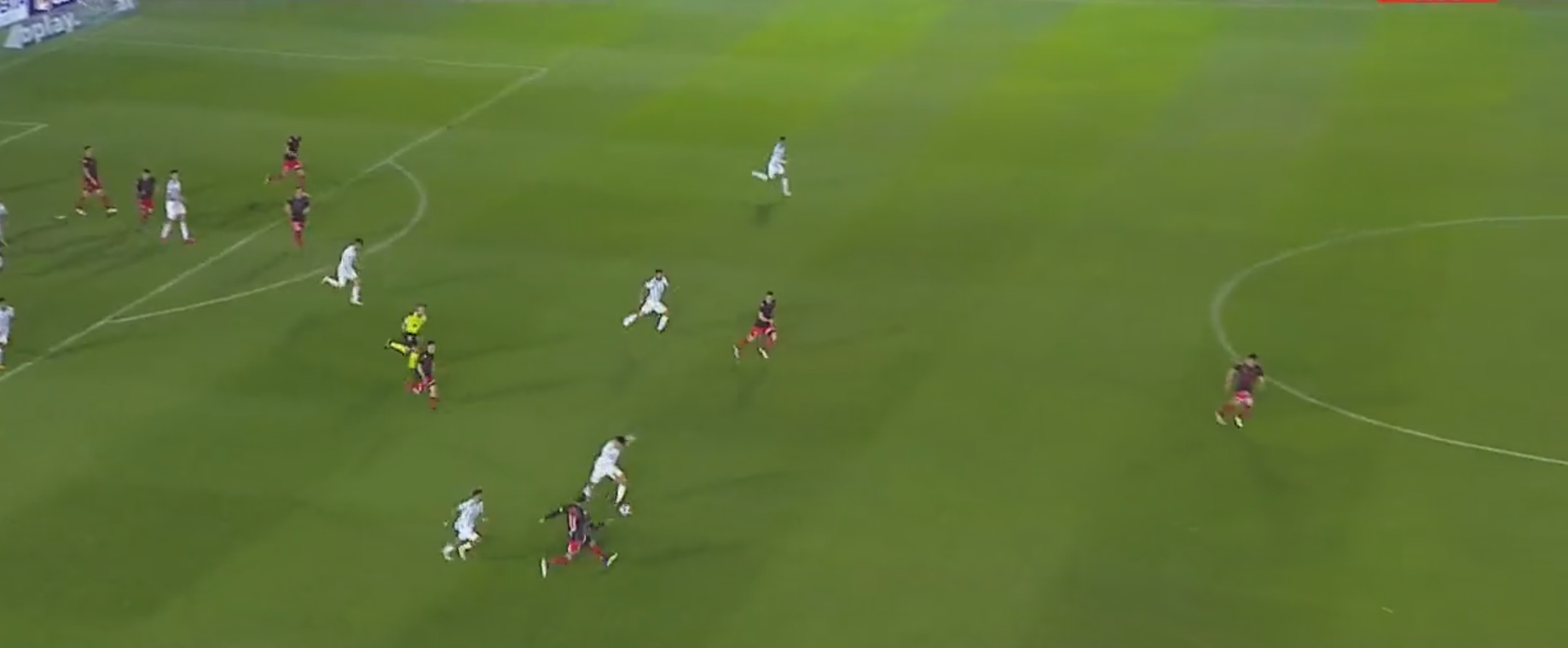 Matías Coronel anotó un golazo desde atrás de mitad de cancha en victoria de Atlético Tucumán