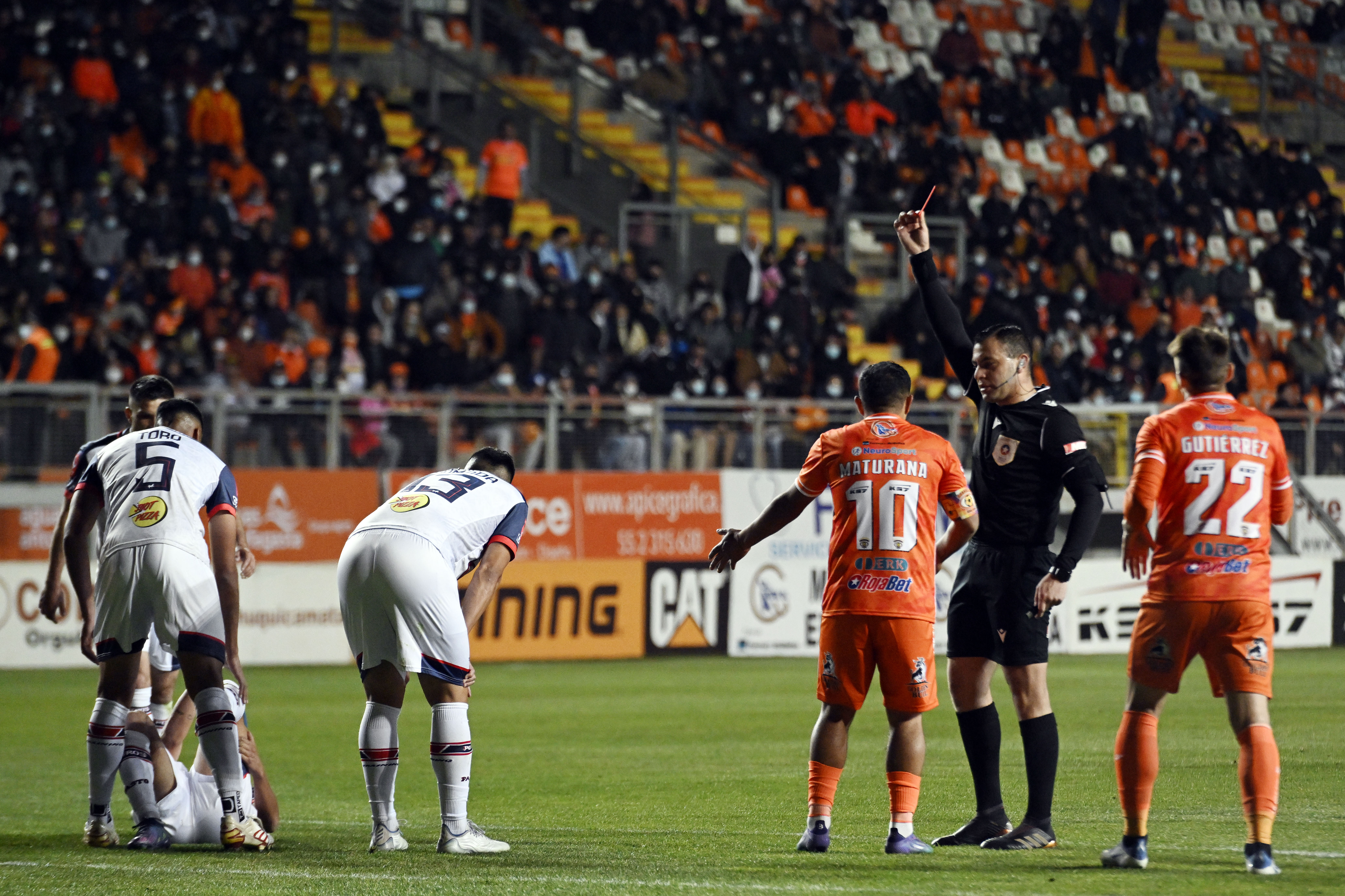 Nicolás Maturana fue expulsado por una insólita patada a un rival tras estrellar un tiro en el palo