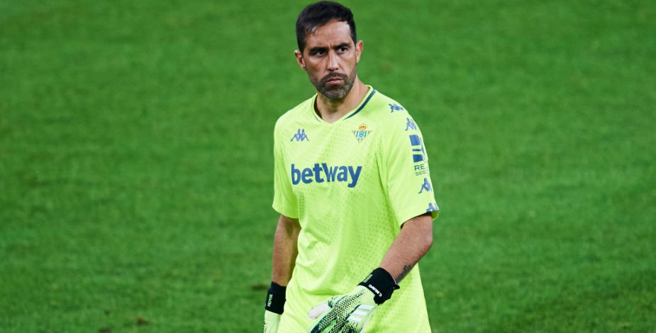 Claudio Bravo puede cambiar de club en España ante problemas de inscripción en Betis