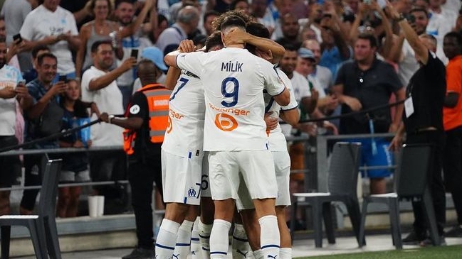 Compañero de Alexis complica la salida de un atacante de FC Barcelona