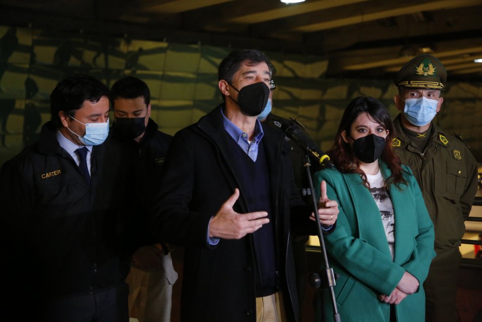 Delegada presidencial Constanza Martínez lució polera en honor a Bielsa en punto de prensa